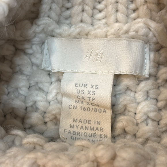 H&M Off-White Chunky Knit Sweater Vest - Picture 2 of 8